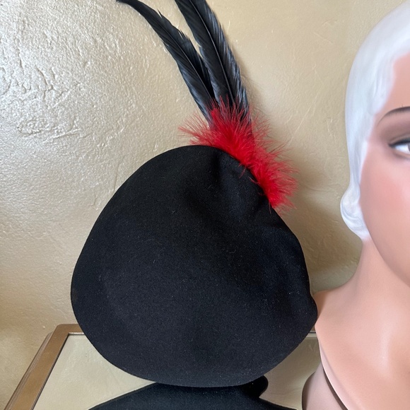 STUNNING 1940s\' BLACK FELT  HAT - RED FEATHER PUFF & TALL BLACK FEATHERS main image 6